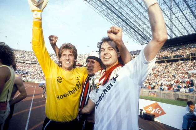 Fußball, DFB-Pokalfinale 1987 1988, Eintracht Frankfurt - VfL Bochum DFB Pokalsieger Frankfurt - Torwart Uli Stein (li.), Frank Schulz (Mitte) und Dieter Schlindwein jubeln Fußball Herren DEUTSCHSPRACHIGE SPORTZEITSCHRIFTEN UND -ZEITUNGEN NUR NACH RÜCKSPRACHE - DFB Pokal 1987 1988, Gruppe o0 Feier, feiern, Siegesfeier Berlin Glück, Harmonie, Freude, Fußball Herren DEUTSCHSPRACHIGE SPORTZEITSCHRIFTEN UND -ZEITUNGEN NUR NACH RÜCKSPRACHE - DFB Pokal 1987 1988, Gruppe o0 Feier, feiern, Siegesfeier Berlin Glück, Harmonie, Freude,