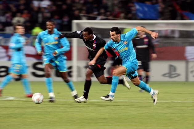 Sidney Govou (Lyon, li.) gegen Gianluca Zambrotta (FC Barcelona) - Fußball EC 1 Herren Champions League 2007 2008, Olympique Lyonnais - FC Barcelona 2:2, Barca, OL, Vdig Gruppe Lyon Dynamik, Fußball EC 1 Herren Champions League 2007 2008, Olympique Lyonnais - FC Barcelona 2:2, Barca, OL, Vdig Gruppe Lyon Dynamik,