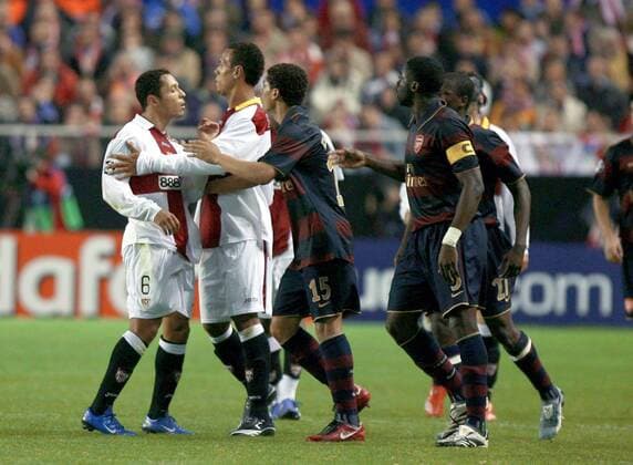 Adriano Correia (FC Sevilla, li.) und Denilson (Arsenal London, Mitte) geraten aneinander, Luis Fabiano (FC Sevilla, 2.v.li.) schiebt sich dazwischen - - NOxONLINExUSE Fußball EC 1 Herren Champions League 2007 2008, FC Sevilla - Arsenal FC London 3:1, Vdig Gruppe Sevilla Spannung, Fußball EC 1 Herren Champions League 2007 2008, FC Sevilla - Arsenal FC London 3:1, Vdig Gruppe Sevilla Spannung,