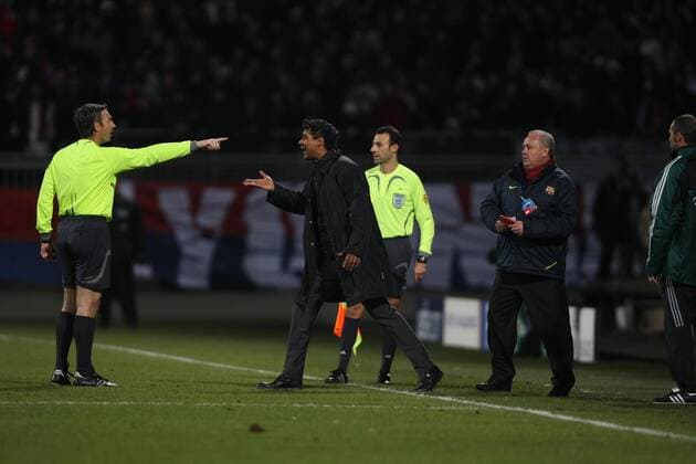 Trainer Frank Rijkaard (FC Barcelona, 2.v.li.) beschwert sich lautstark bei FIFA Schiedsrichter Stefano Farina (Italien, li.) und wird auf die Tribüne geschickt - Fußball EC 1 Herren Champions League 2007 2008, FC Barcelona, Barca, Vdig Gruppe Lyon Spannung, Wut, Fußball EC 1 Herren Champions League 2007 2008, FC Barcelona, Barca, Vdig Gruppe Lyon Spannung, Wut,