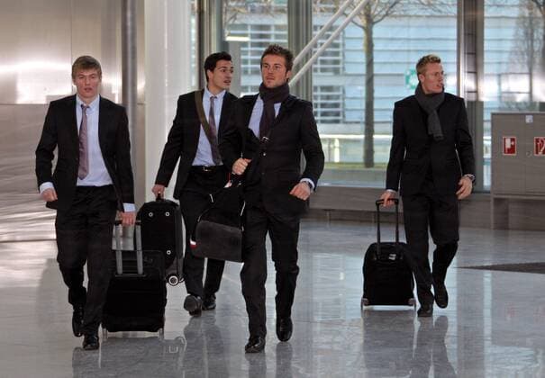 Spieler des FC Bayern München auf dem Münchner Flughafen, v. li.: Toni Kroos, Mats Hummels, Torwart Michael Rensing und Christian Lell (alle Deutschland) Fußball EC 3 Herren UEFA Cup 2007 2008, Pokal, Europapokal, Europacup, FC Bayern München, Flughafen, Airport, Abreise Gruppe München Fußball EC 3 Herren UEFA Cup 2007 2008, Pokal, Europapokal, Europacup, FC Bayern München, Flughafen, Airport, Abreise Gruppe München