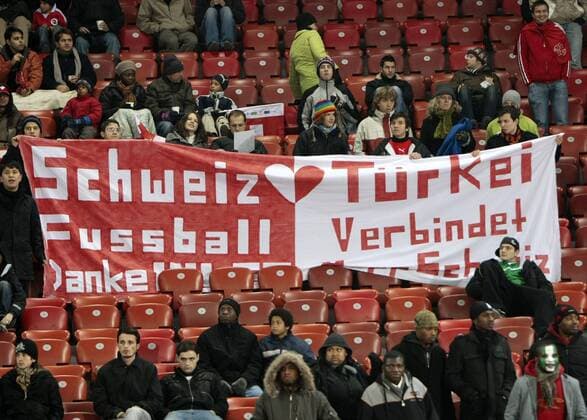 Schweizer Fans präsentieren ein Plakat mit dem sie sich mit der Türkei versöhnen wollen - Schweiz herzt Türkei, Fußball verbindet. Danke! Fußball Länderspiel Herren Freundschaftsspiel 2007, Test, Testspiel, Nationalteam, Schweiz, Totale Zürich Fußball Länderspiel Herren Freundschaftsspiel 2007, Test, Testspiel, Nationalteam, Schweiz, Totale Zürich