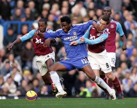 John Obi Mikel (Chelsea, Mitte) gegen Luis Boa Morte (li.) und Scott Parker (beide West Ham) - EDITORIAL USE ONLY. No use with unauthorised audio, video, data, fixture lists, club league logos or live services. Online in-match use limited to 120 images, no video emulation. No use in betting, games or single club league player publications. Fußball Herren English Premier League 2007 2008, 1. Englische Liga, Chelsea FC London - West Ham United 1:0 Gruppe London Dynamik, Fußball Herren English Premier League 2007 2008, 1. Englische Liga, Chelsea FC London - West Ham United 1:0 Gruppe London Dynamik,