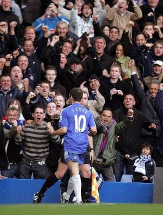 Torschütze Joe Cole (Chelsea) jubelt mit den Fans - EDITORIAL USE ONLY. No use with unauthorised audio, video, data, fixture lists, club league logos or live services. Online in-match use limited to 120 images, no video emulation. No use in betting, games or single club league player publications. Fußball Herren English Premier League 2007 2008, 1. Englische Liga, Chelsea FC London Totale London Freude, Begeisterung, Fußball Herren English Premier League 2007 2008, 1. Englische Liga, Chelsea FC London Totale London Freude, Begeisterung,
