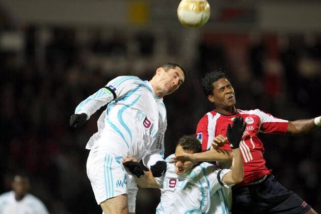 Julien Rodriguez (Marseille, li.) gegen Patrick Kluivert (Lille, re.) - Fußball Herren Ligue 1 2007 2008, 1. Französische Liga, OSC Lille - Olympique Marseille 1:1, OM Gruppe Lille Dynamik, Kampf, Fußball Herren Ligue 1 2007 2008, 1. Französische Liga, OSC Lille - Olympique Marseille 1:1, OM Gruppe Lille Dynamik, Kampf,