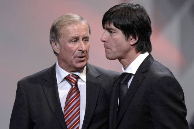 Bundestrainer Joachim Löw (Deutschland, re.) im Gespräch mit seinem Trainerkollegen Josef Hickersberger (Österreich) Fußball EM Herren Euro 2008, Nationalteam, Auslosung, Gruppenauslosung, Gruppen, Ziehung ziehen auslosen Vorschau 2007 Gruppe Luzern Nachdenklichkeit, Skepsis, Fußball EM Herren Euro 2008, Nationalteam, Auslosung, Gruppenauslosung, Gruppen, Ziehung ziehen auslosen Vorschau 2007 Gruppe Luzern Nachdenklichkeit, Skepsis,