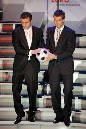 Gruppenauslosung zur Euro 2008 - die Kapitäne Alexander Frei (Schweiz, li.) und Andreas Ivanschitz (Österreich) präsentieren den Adidas Europass Ball, offizieller Spielball der EM Fußball EM Herren Gruppenauslosung 2007, EM 2008, Gruppen Auslosung, Ziehung, auslosen, Nationalmannschaft, Vorschau Gruppe Pressetermin, Präsentation, Luzern Fußball EM Herren Gruppenauslosung 2007, EM 2008, Gruppen Auslosung, Ziehung, auslosen, Nationalmannschaft, Vorschau Gruppe Pressetermin, Präsentation, Luzern