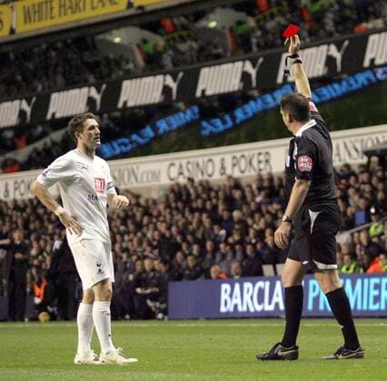 Robbie Keane (Tottenham Hotspurs) bekommt von Schiedsrichter Phil Dowd die rote Karte gezeigt - EDITORIAL USE ONLY. No use with unauthorised audio, video, data, fixture lists, club league logos or live services. Online in-match use limited to 120 images, no video emulation. No use in betting, games or single club league player publications. Fußball Herren English Premier League 2007 2008, 1. Englische Liga, Tottenham Hotspur, Spurs Gruppe London Fußball Herren English Premier League 2007 2008, 1. Englische Liga, Tottenham Hotspur, Spurs Gruppe London