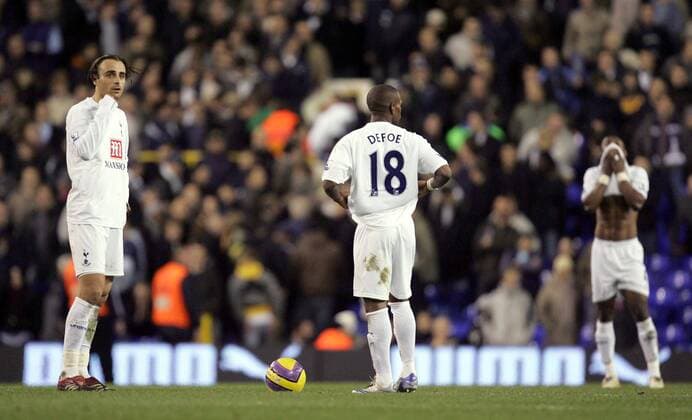 Dimitar Berbatov (li.) und Jermain Defoe (beide Tottenham Hotspurs) warten auf den Anstoß - EDITORIAL USE ONLY. No use with unauthorised audio, video, data, fixture lists, club league logos or live services. Online in-match use limited to 120 images, no video emulation. No use in betting, games or single club league player publications. Fußball Herren English Premier League 2007 2008, 1. Englische Liga, Tottenham Hotspur, Spurs Gruppe London Fußball Herren English Premier League 2007 2008, 1. Englische Liga, Tottenham Hotspur, Spurs Gruppe London