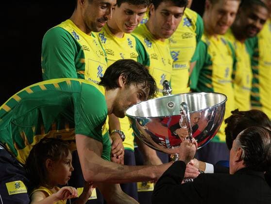 Brasilien gewinnt den Weltcup in Tokio 2007 - Gilberto Godoy Filho (li.) nimmt den Siegerpokal von FIVB Präsident Dr. Ruben Acosta (Mexiko, re.) entgegen - Volleyball Länderspiel Herren Weltcup 2007, WC, Worldcup, World, Welt Cup, Nationalmannschaft, Nationaltrikot Gruppe Volleyballverband Tokio, Tokyo Volleyball Länderspiel Herren Weltcup 2007, WC, Worldcup, World, Welt Cup, Nationalmannschaft, Nationaltrikot Gruppe Volleyballverband Tokio, Tokyo