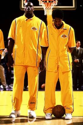 Shaquille O Neal (li.) und Kobe Bryant (beide Los Angeles Lakers) - Nationalhymne - (Icon6000043) Basketball Herren NBA 1998 1999, Playoffs, Playoff, Play Offs, Off Gruppe Aufnahmedatum geschätzt Los Angeles, LA, L A Inglewood Basketball Herren NBA 1998 1999, Playoffs, Playoff, Play Offs, Off Gruppe Aufnahmedatum geschätzt Los Angeles, LA, L A Inglewood EDITORIAL USE ONLY