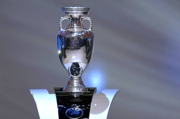 Coupe Henri Delaunay - Pokal für den Europameistertitel Fußball EM Herren Gruppenauslosung 2007, EM 2008, Gruppen, Auslosung, Ziehung, auslosen, Endrundenauslosung Einzelbild Luzern Fußball EM Herren Gruppenauslosung 2007, EM 2008, Gruppen, Auslosung, Ziehung, auslosen, Endrundenauslosung Einzelbild Luzern