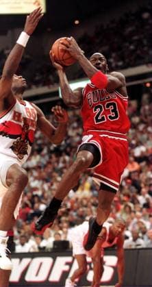 Michael Jordan (Chicago Bulls, re.) gegen Dikembe Mutombo (Atlanta Hawks) - (ATL97051106) Basketball Herren NBA 1996 1997, Playoffs, Playoff, Play Offs, Off, Gruppe Atlanta Dynamik, Basketball Herren NBA 1996 1997, Playoffs, Playoff, Play Offs, Off, Gruppe Atlanta Dynamik,