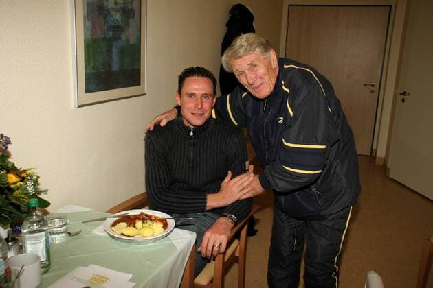 Robert Bartko (li.) besucht Patient Otto Ziege (beide Deutschland), Sportdirektor des Berliner Sechstagerennens, im Krankenhaus Spandau Radsport Herren Krankenhausbesuch 2007, Krankenhaus Besuch, Rad, Bahnrad, Bahn, Radrennsport, Gruppe o0 Sixdays Sechstagerennen Sechs Tage Rennen Six Berlin o0 Days Sechstage Klinik Hospital Harmonie Radsport Herren Krankenhausbesuch 2007, Krankenhaus Besuch, Rad, Bahnrad, Bahn, Radrennsport, Gruppe o0 Sixdays Sechstagerennen Sechs Tage Rennen Six Berlin o0 Days Sechstage Klinik Hospital Harmonie