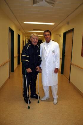 Patient Otto Ziege (Deutschland, li.), Sportdirektor des Berliner Sechstagerennens, mit seinem Arzt Prof. Wolfgang Noack im Krankenhaus Spandau Radsport Herren Krankenhaus 2007, Rad, Bahnrad, Bahn, Radrennsport, Krankenhausaufenthalt Mediziner Gruppe o0 Sixdays Sechstagerennen Sechs Tage Rennen Six Berlin o0 Days Sechstage Klinik Hospital Radsport Herren Krankenhaus 2007, Rad, Bahnrad, Bahn, Radrennsport, Krankenhausaufenthalt Mediziner Gruppe o0 Sixdays Sechstagerennen Sechs Tage Rennen Six Berlin o0 Days Sechstage Klinik Hospital