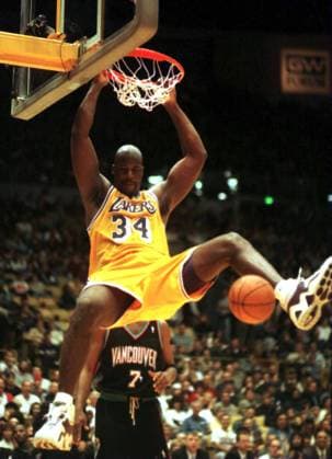 Shaquille O Neal (Los Angeles Lakers) - Dunking - (LAP971116021) Basketball Herren NBA 1996 1997, Los Angeles Lakers - Vancouver Grizzlies 117:94 Gruppe Los Angeles, LA, L.A., Inglewood Dynamik, Basketball Herren NBA 1996 1997, Los Angeles Lakers - Vancouver Grizzlies 117:94 Gruppe Los Angeles, LA, L.A., Inglewood Dynamik,