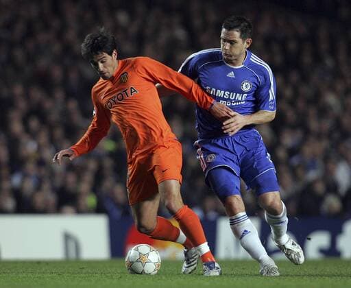 Vicente (Valencia, li.) gegen Frank Lampard (Chelsea) - EDITORIAL USE ONLY. No use with unauthorised audio, video, data, fixture lists, club league logos or live services. Online in-match use limited to 120 images, no video emulation. No use in betting, games or single club league player publications. Fußball EC 1 Herren Champions League 2007 2008, Chelsea FC London - Valencia CF Gruppe London Dynamik, Fußball EC 1 Herren Champions League 2007 2008, Chelsea FC London - Valencia CF Gruppe London Dynamik,