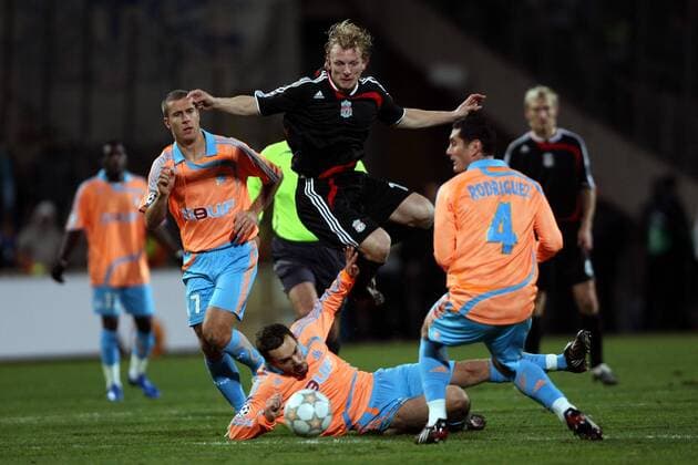 Dirk Kuyt (Liverpool, Mitte) gegen Gael Givet, Benoit Cheyrou (li.) und Rodriguez (alle Marseille) - Fußball EC 1 Herren Champions League 2007 2008, Olympique de Marseille - FC Liverpool 0:4, OM Gruppe Marseille Dynamik, Überlegenheit, Fußball EC 1 Herren Champions League 2007 2008, Olympique de Marseille - FC Liverpool 0:4, OM Gruppe Marseille Dynamik, Überlegenheit,