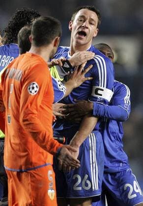 John Terry (Chelsea, re.) und Marchena (Valencia) geraten aneinander - EDITORIAL USE ONLY. No use with unauthorised audio, video, data, fixture lists, club league logos or live services. Online in-match use limited to 120 images, no video emulation. No use in betting, games or single club league player publications. Fußball EC 1 Herren Champions League 2007 2008, Chelsea FC London - Valencia CF 0:0 Gruppe London Spannung, Fußball EC 1 Herren Champions League 2007 2008, Chelsea FC London - Valencia CF 0:0 Gruppe London Spannung,