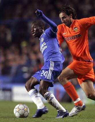 Shaun Wright Phillips (Chelsea, li.) gegen Emiliano Moretti (Valencia) - EDITORIAL USE ONLY. No use with unauthorised audio, video, data, fixture lists, club league logos or live services. Online in-match use limited to 120 images, no video emulation. No use in betting, games or single club league player publications. Fußball EC 1 Herren Champions League 2007 2008, Chelsea FC London - Valencia CF 0:0 Gruppe London Dynamik, Fußball EC 1 Herren Champions League 2007 2008, Chelsea FC London - Valencia CF 0:0 Gruppe London Dynamik,