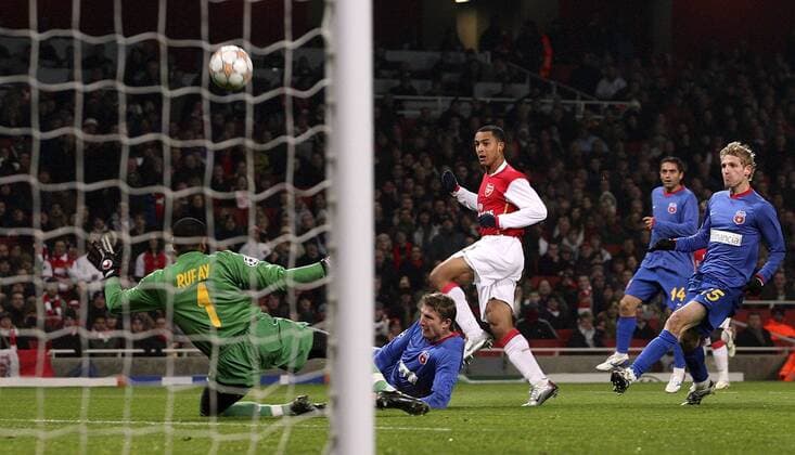 Theo Walcott (Arsenal, Mitte) zieht ab gegen Torwart Robinson Zapata (Steaua Bukarest, li.) - EDITORIAL USE ONLY. No use with unauthorised audio, video, data, fixture lists, club league logos or live services. Online in-match use limited to 120 images, no video emulation. No use in betting, games or single club league player publications. Fußball EC 1 Herren Champions League 2007 2008, Arsenal FC London - Steaua Bukarest Gruppe London Dynamik, Fußball EC 1 Herren Champions League 2007 2008, Arsenal FC London - Steaua Bukarest Gruppe London Dynamik,