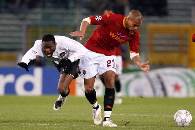 Matteo Ferrari (AS Rom, re.) gegen Louis Saha (Manchester United) - EDITORIAL USE ONLY. No use with unauthorised audio, video, data, fixture lists, club league logos or live services. Online in-match use limited to 120 images, no video emulation. No use in betting, games or single club league player publications. Fußball EC 1 Herren Champions League 2007 2008, AS Roma - Manchester United 1:1, ManU Gruppe Rom Dynamik, Fußball EC 1 Herren Champions League 2007 2008, AS Roma - Manchester United 1:1, ManU Gruppe Rom Dynamik,