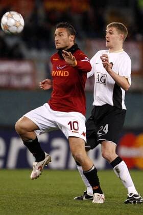 Francesco Totti (AS Rom, li.) gegen Darren Fletcher (Manchester United) - EDITORIAL USE ONLY. No use with unauthorised audio, video, data, fixture lists, club league logos or live services. Online in-match use limited to 120 images, no video emulation. No use in betting, games or single club league player publications. Fußball EC 1 Herren Champions League 2007 2008, AS Roma - Manchester United 1:1, ManU Gruppe Rom Dynamik, Fußball EC 1 Herren Champions League 2007 2008, AS Roma - Manchester United 1:1, ManU Gruppe Rom Dynamik,