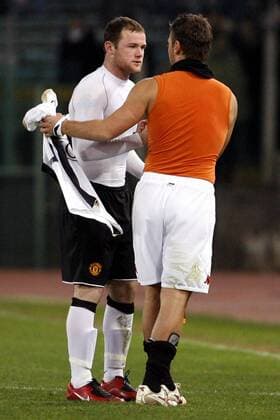 Wayne Rooney (Manchester United, li.) und Francesco Totti (AS Rom) - shake hands - EDITORIAL USE ONLY. No use with unauthorised audio, video, data, fixture lists, club league logos or live services. Online in-match use limited to 120 images, no video emulation. No use in betting, games or single club league player publications. Fußball EC 1 Herren Champions League 2007 2008, AS Roma - Manchester United 1:1, ManU Gruppe Rom Harmonie, Fußball EC 1 Herren Champions League 2007 2008, AS Roma - Manchester United 1:1, ManU Gruppe Rom Harmonie,