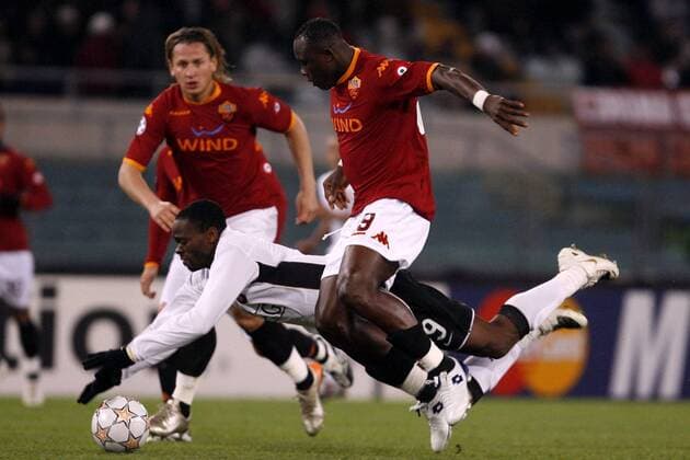 Ahmed Apimah Barusso (AS Rom, re.) gegen Louis Saha (Manchester United) - EDITORIAL USE ONLY. No use with unauthorised audio, video, data, fixture lists, club league logos or live services. Online in-match use limited to 120 images, no video emulation. No use in betting, games or single club league player publications. Fußball EC 1 Herren Champions League 2007 2008, AS Roma - Manchester United 1:1, ManU Gruppe Rom Dynamik, Fußball EC 1 Herren Champions League 2007 2008, AS Roma - Manchester United 1:1, ManU Gruppe Rom Dynamik,