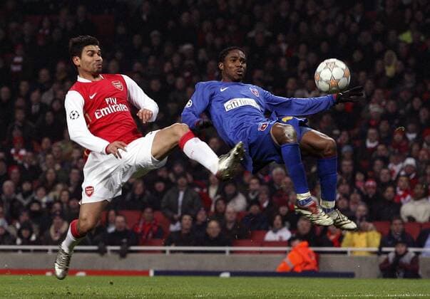 Eduardo da Silva (Arsenal, li.) gegen Ifeany Emeghara (Steaua Bukarest) - EDITORIAL USE ONLY. No use with unauthorised audio, video, data, fixture lists, club league logos or live services. Online in-match use limited to 120 images, no video emulation. No use in betting, games or single club league player publications. Fußball EC 1 Herren Champions League 2007 2008, Arsenal FC London - Steaua Bukarest 2:1 Gruppe London Dynamik, Kampf, Fußball EC 1 Herren Champions League 2007 2008, Arsenal FC London - Steaua Bukarest 2:1 Gruppe London Dynamik, Kampf,