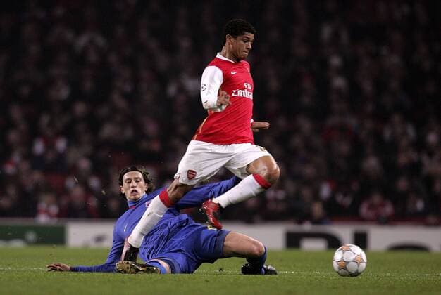 Denilson (Arsenal, re.) gegen Ovidiu Petre (Steaua Bukarest) - EDITORIAL USE ONLY. No use with unauthorised audio, video, data, fixture lists, club league logos or live services. Online in-match use limited to 120 images, no video emulation. No use in betting, games or single club league player publications. Fußball EC 1 Herren Champions League 2007 2008, Arsenal FC London - Steaua Bukarest 2:1 Gruppe London Dynamik, Fußball EC 1 Herren Champions League 2007 2008, Arsenal FC London - Steaua Bukarest 2:1 Gruppe London Dynamik,