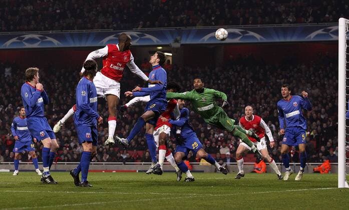 Vassiriki Abou Diaby (Arsenal, 3.v.li.) gegen Florin Lovin (4.v.li.) und Torwart Robinson Zapata (beide Steaua Bukarest) - EDITORIAL USE ONLY. No use with unauthorised audio, video, data, fixture lists, club league logos or live services. Online in-match use limited to 120 images, no video emulation. No use in betting, games or single club league player publications. Fußball EC 1 Herren Champions League 2007 2008, Arsenal FC London - Steaua Bukarest 2:1 Gruppe London Dynamik, Fußball EC 1 Herren Champions League 2007 2008, Arsenal FC London - Steaua Bukarest 2:1 Gruppe London Dynamik,