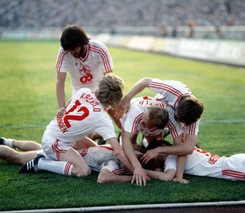 Fußball, DFB-Pokalfinale 1984 1985, FC Uerdingen 05 - FC Bayern München Torjubel Uerdingen, u.a. mit: Friedhelm Funkel (hi.li.), Peter Loontiens (vorn, li.), Werner Buttgereit (Mitte) und Ludger van de Loo (re.) Fußball Herren DFB Pokal 1984 1985, Pokalspiel, Finale, Endspiel, Pokalfinale, Pokalendspiel Gruppe Aufmacher Berlin Freude, Begeisterung, Fußball Herren DFB Pokal 1984 1985, Pokalspiel, Finale, Endspiel, Pokalfinale, Pokalendspiel Gruppe Aufmacher Berlin Freude, Begeisterung,