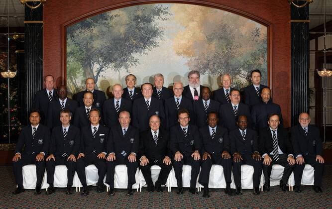 FIFA Exekutivkomitee: hi.v.li.: D Hooghe (Belgien), Lefkaritis (Zypern), Ogura (Japan), Teixeira (Brasilien), Blazer (USA), Koloskov (Rußland), Chiboub (Tunesien); Mitte: Anouma (Elfenbeinküste), Makudi (Thailand), Erzik (Türkei), Leoz (Paraguay),.. Beckenbauer (Deutschland), Adamu (Nigeria), Salguero (Guatemala), Bin Hammam (Katar); vorn: Temarii (Tahiti), Villar Llona (Spanien), Chung (Südkorea), Grondona (Argentinien) ... Fußball Herren FIFA Klub WM 2007, World Championship, ToyotaCup, Toyota Cup, WorldCup, Komitee, Vdig, quer, Korea, Totale 2.. Warner (Trinidad Tobago), Platini (Frankreich) Tokio, 3.. Thompson (England) o0 Gruppenfoto Fußball Herren FIFA Klub WM 2007, World Championship, ToyotaCup, Toyota Cup, WorldCup, Komitee, Vdig, quer, Korea, Totale 2.. Warner (Trinidad Tobago), Platini (Frankreich) Tokio, 3.. Thompson (England) o0 Gruppenfoto