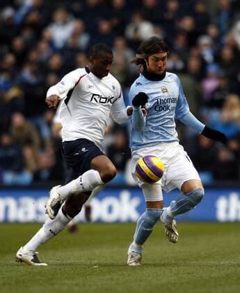 Abdoulaye Meite (Bolton, li.) gegen Rolando Bianchi (Manchester City) - EDITORIAL USE ONLY. No use with unauthorised audio, video, data, fixture lists, club league logos or live services. Online in-match use limited to 120 images, no video emulation. No use in betting, games or single club league player publications. Fußball Herren English Premier League 2007 2008, 1. Englische Liga, Manchester City - Bolton Wanderers Gruppe Manchester Dynamik, Fußball Herren English Premier League 2007 2008, 1. Englische Liga, Manchester City - Bolton Wanderers Gruppe Manchester Dynamik,
