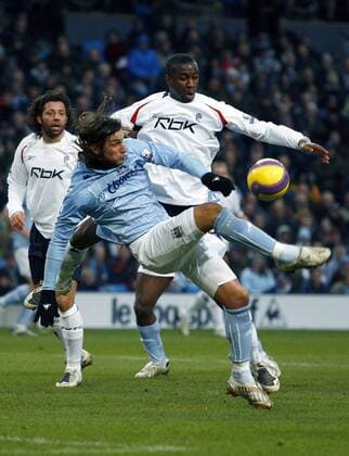 Rolando Bianchi (Manchester City, vorn) gegen Abdoulaye Meite (Bolton) - EDITORIAL USE ONLY. No use with unauthorised audio, video, data, fixture lists, club league logos or live services. Online in-match use limited to 120 images, no video emulation. No use in betting, games or single club league player publications. Fußball Herren English Premier League 2007 2008, 1. Englische Liga, Manchester City - Bolton Wanderers Gruppe Manchester Dynamik, Fußball Herren English Premier League 2007 2008, 1. Englische Liga, Manchester City - Bolton Wanderers Gruppe Manchester Dynamik,