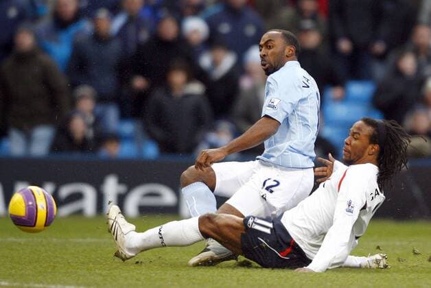 Ricardo Gardner (Bolton Wanderers, re.) gegen Darius Vassell (Manchester City) - EDITORIAL USE ONLY. No use with unauthorised audio, video, data, fixture lists, club league logos or live services. Online in-match use limited to 120 images, no video emulation. No use in betting, games or single club league player publications. Fußball Herren English Premier League 2007 2008, 1. Englische Liga, Manchester City - Bolton Wanderers 4:2 Gruppe Manchester Dynamik, Fußball Herren English Premier League 2007 2008, 1. Englische Liga, Manchester City - Bolton Wanderers 4:2 Gruppe Manchester Dynamik,