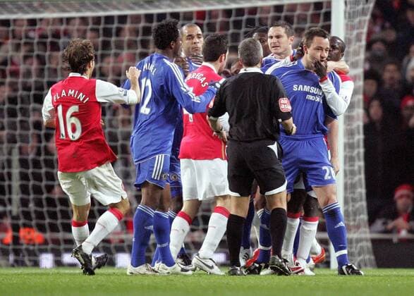 Emmanuel Eboue (Arsenal, re.) würgt John Terry (Chelsea, 2.v.re.) vor den Augen von Schiedsrichter Alan Wiley (Mitte) - EDITORIAL USE ONLY. No use with unauthorised audio, video, data, fixture lists, club league logos or live services. Online in-match use limited to 120 images, no video emulation. No use in betting, games or single club league player publications. Fußball Herren English Premier League 2007 2008, 1. Englische Liga, Arsenal FC London - Chelsea FC London Gruppe London Spannung Fußball Herren English Premier League 2007 2008, 1. Englische Liga, Arsenal FC London - Chelsea FC London Gruppe London Spannung