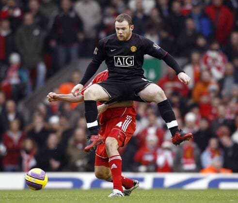 Wayne Rooney (Manchester United, vorn) gegen Sami Hyypiä (Liverpool) - EDITORIAL USE ONLY. No use with unauthorised audio, video, data, fixture lists, club league logos or live services. Online in-match use limited to 120 images, no video emulation. No use in betting, games or single club league player publications. Fußball Herren English Premier League 2007 2008, 1. Englische Liga, FC Liverpool - Manchester United 0:1, ManU Gruppe Liverpool Dynamik, Fußball Herren English Premier League 2007 2008, 1. Englische Liga, FC Liverpool - Manchester United 0:1, ManU Gruppe Liverpool Dynamik,