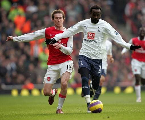 Pascal Chimbonda (Tottenham Hotspurs, re.) gegen Aliaksandr Hleb (Arsenal) - EDITORIAL USE ONLY. No use with unauthorised audio, video, data, fixture lists, club league logos or live services. Online in-match use limited to 120 images, no video emulation. No use in betting, games or single club league player publications. Fußball Herren English Premier League 2007 2008, 1. Englische Liga, Arsenal FC London - Tottenham Hotspur 2:1 Gruppe London Dynamik, Fußball Herren English Premier League 2007 2008, 1. Englische Liga, Arsenal FC London - Tottenham Hotspur 2:1 Gruppe London Dynamik,
