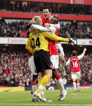 Torjubel Arsenal, v.li.: Torwart Manuel Almunia, Cesc Fabregas und William Gallas - EDITORIAL USE ONLY. No use with unauthorised audio, video, data, fixture lists, club league logos or live services. Online in-match use limited to 120 images, no video emulation. No use in betting, games or single club league player publications. Fußball Herren English Premier League 2007 2008, 1. Englische Liga, Arsenal FC London Gruppe London Freude, Fußball Herren English Premier League 2007 2008, 1. Englische Liga, Arsenal FC London Gruppe London Freude,