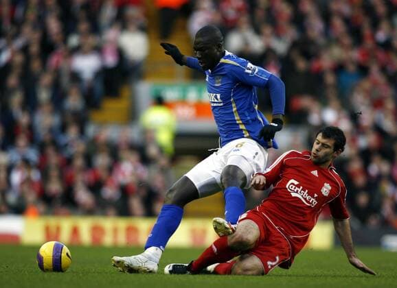 Pape Bouba Diop (Portsmouth, li.) gegen Javier Mascherano (Liverpool) - EDITORIAL USE ONLY. No use with unauthorised audio, video, data, fixture lists, club league logos or live services. Online in-match use limited to 120 images, no video emulation. No use in betting, games or single club league player publications. Fußball Herren English Premier League 2007 2008, 1. Englische Liga, FC Liverpool - FC Portsmouth 4:1 Gruppe Liverpool Dynamik, Kampf, Fußball Herren English Premier League 2007 2008, 1. Englische Liga, FC Liverpool - FC Portsmouth 4:1 Gruppe Liverpool Dynamik, Kampf,