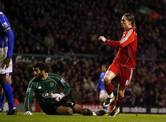 Fernando Torres (Liverpool, re.) erzielt gegen Torwart David James (Portsmouth) einen Treffer - EDITORIAL USE ONLY. No use with unauthorised audio, video, data, fixture lists, club league logos or live services. Online in-match use limited to 120 images, no video emulation. No use in betting, games or single club league player publications. Fußball Herren English Premier League 2007 2008, 1. Englische Liga, FC Liverpool - FC Portsmouth 4:1 Gruppe Liverpool Fußball Herren English Premier League 2007 2008, 1. Englische Liga, FC Liverpool - FC Portsmouth 4:1 Gruppe Liverpool