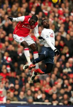 Emmanuel Adebayor (Arsenal, li.) gegen Pascal Chimbonda (Tottenham Hotspurs) - Fußball Herren English Premier League 2007 2008, 1. Englische Liga, Arsenal FC London - Tottenham Hotspur 2:, Spurs Gruppe London Dynamik, Kampf, Höhe, Fußball Herren English Premier League 2007 2008, 1. Englische Liga, Arsenal FC London - Tottenham Hotspur 2:, Spurs Gruppe London Dynamik, Kampf, Höhe,