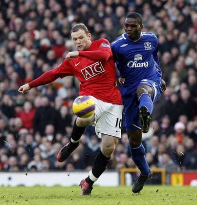 Wayne Rooney (Manchester United, li.) gegen Joseph Yobo (Everton) - Fußball Herren English Premier League 2007 2008, 1. Englische Liga, Manchester United - Everton FC 2:1, ManU Gruppe Manchester Dynamik, Kampf, Fußball Herren English Premier League 2007 2008, 1. Englische Liga, Manchester United - Everton FC 2:1, ManU Gruppe Manchester Dynamik, Kampf,