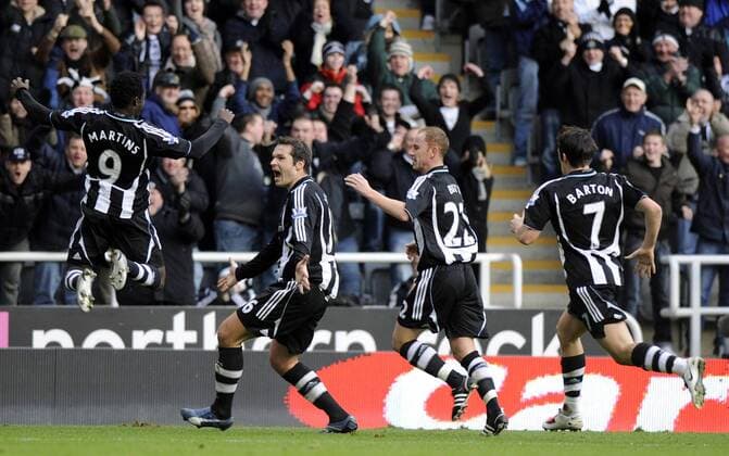 Mark Viduka (2.v.li.) und Obafemi Martins (beide Newcastle, li.) - Torjubel - EDITORIAL USE ONLY. No use with unauthorised audio, video, data, fixture lists, club league logos or live services. Online in-match use limited to 120 images, no video emulation. No use in betting, games or single club league player publications. Fußball Herren English Premier League 2007 2008, 1. Englische Liga, Newcastle United Gruppe Newcastle Freude, Begeisterung, Fußball Herren English Premier League 2007 2008, 1. Englische Liga, Newcastle United Gruppe Newcastle Freude, Begeisterung,