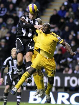 Mark Viduka (Newcastle, li.) gegen Darren Moore (Derby County) - EDITORIAL USE ONLY. No use with unauthorised audio, video, data, fixture lists, club league logos or live services. Online in-match use limited to 120 images, no video emulation. No use in betting, games or single club league player publications. Fußball Herren English Premier League 2007 2008, 1. Englische Liga, Newcastle United - Derby County 2:2 Gruppe Newcastle Dynamik, Kampf Fußball Herren English Premier League 2007 2008, 1. Englische Liga, Newcastle United - Derby County 2:2 Gruppe Newcastle Dynamik, Kampf