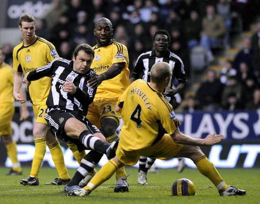 Mark Viduka (Newcastle, li.) gegen Darren Moore (Mitte) und James McEveley (beide Derby County) - EDITORIAL USE ONLY. No use with unauthorised audio, video, data, fixture lists, club league logos or live services. Online in-match use limited to 120 images, no video emulation. No use in betting, games or single club league player publications. Fußball Herren English Premier League 2007 2008, 1. Englische Liga, Newcastle United - Derby County 2:2 Gruppe Newcastle Dynamik, Fußball Herren English Premier League 2007 2008, 1. Englische Liga, Newcastle United - Derby County 2:2 Gruppe Newcastle Dynamik,