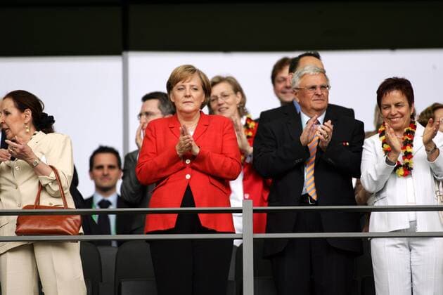 Bundeskanzlerin Angela Merkel (CDU, 2.v.li.), daneben DFB Präsident Dr. Theo Zwanziger (2.v.re.) mit Ehefrau Inge (alle Deutschland, re.) - Fußball Länderspiel Herren WM 2006, Nationalmannschaft, Viertelfinale Gruppe Olympiastadion Berlin, Beifall, klatschen, applaudieren Fußball Länderspiel Herren WM 2006, Nationalmannschaft, Viertelfinale Gruppe Olympiastadion Berlin, Beifall, klatschen, applaudieren