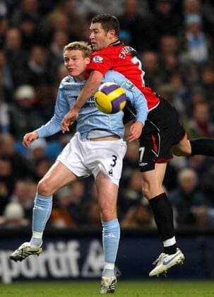 Michael Ball (Manchester City, li.) gegen Brett Emerton (Blackburn) - EDITORIAL USE ONLY. No use with unauthorised audio, video, data, fixture lists, club league logos or live services. Online in-match use limited to 120 images, no video emulation. No use in betting, games or single club league player publications. Fußball Herren English Premier League 2007 2008, 1. Englische Liga, Manchester City - Blackburn Rovers 2:2 Gruppe Manchester Dynamik, Kampf, Fußball Herren English Premier League 2007 2008, 1. Englische Liga, Manchester City - Blackburn Rovers 2:2 Gruppe Manchester Dynamik, Kampf,